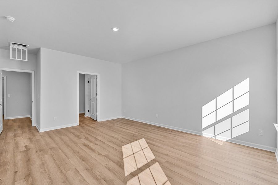 Spacious, unfurnished interior of a new home in Fieldstone, Lexington (Image 31).