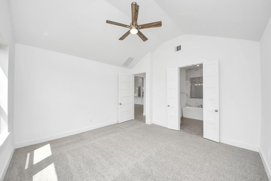 Spacious, unfurnished interior of a new home in Amira: Heritage Collection, Tomball (Image 17).