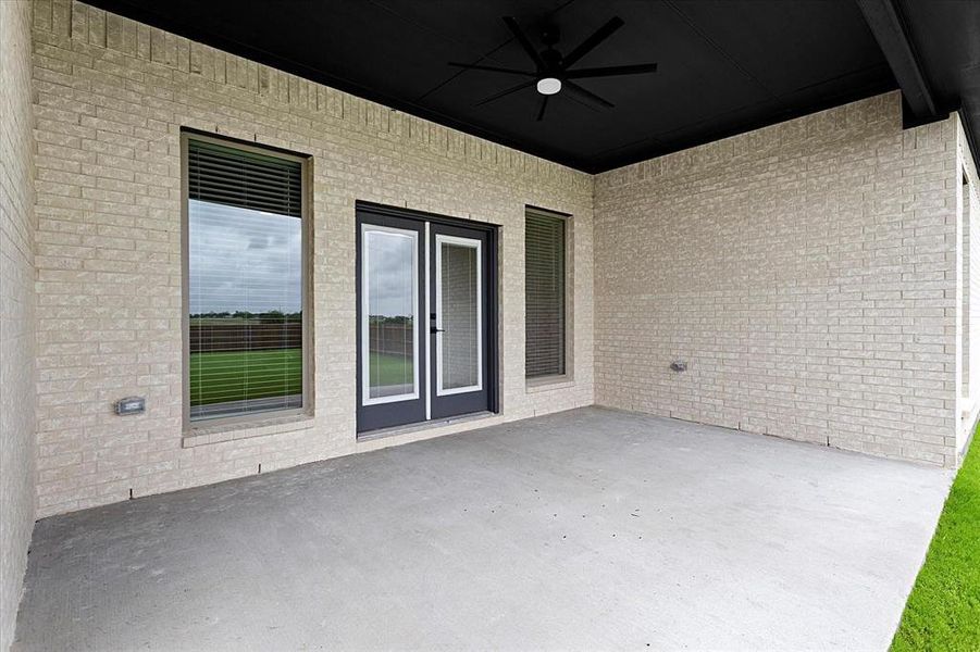 Exterior details and patio area of a home in , Venus (Image 20).