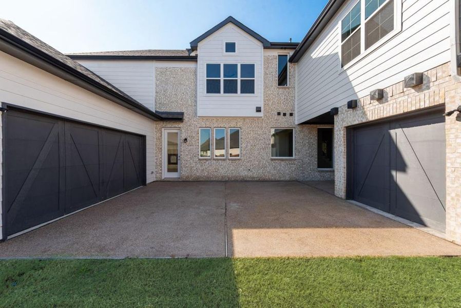 Exterior details and patio area of a home in South Pointe, Mansfield (Image 28).
