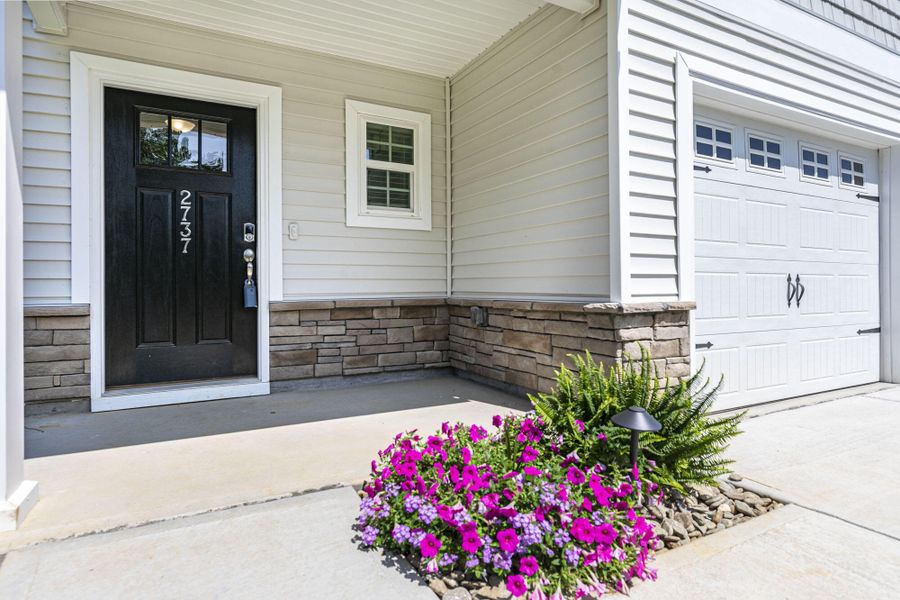 Exterior details and patio area of a home in , Goose Creek (Image 4).