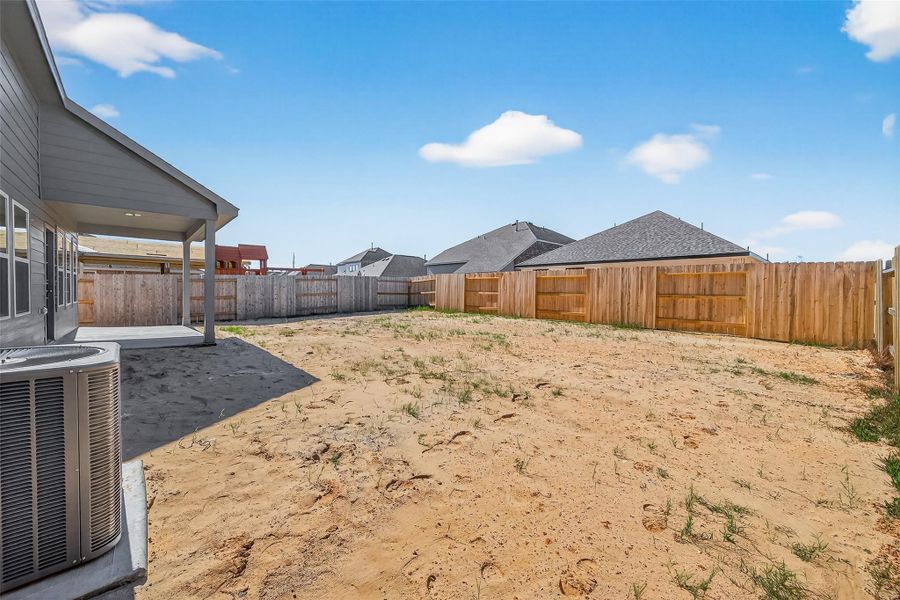 Exterior details and patio area of a home in Lago Mar, Texas City (Image 27).