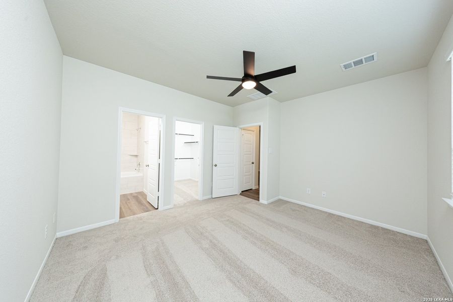 Spacious, unfurnished interior of a new home in Timber Creek, San Antonio (Image 12).