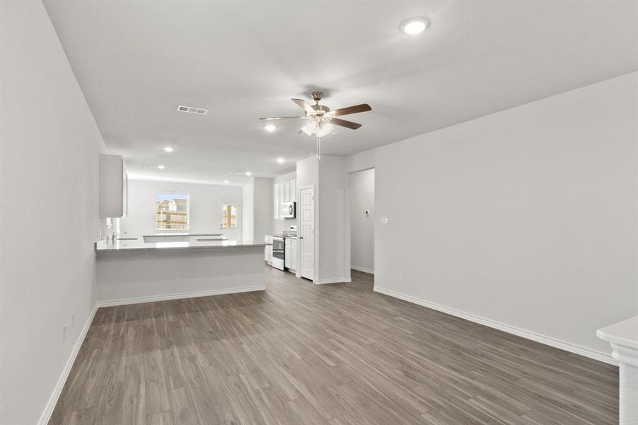 Spacious, unfurnished interior of a new home in Retreat at Fossil Creek, Fort Worth (Image 10).