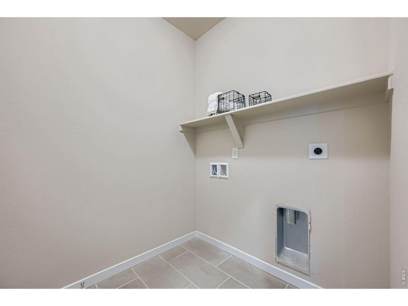 Spacious, unfurnished interior of a new home in Mountain Brook, Longmont (Image 20).