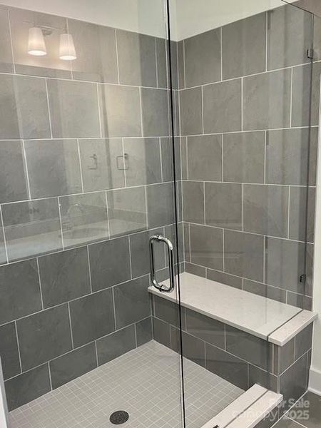 Owner's Shower w/seat