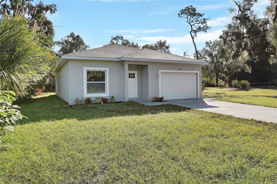 Exterior details and patio area of a home in , Deland (Image 3).