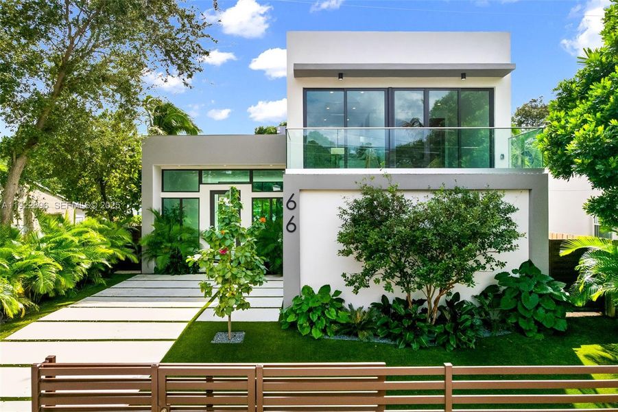 Exterior details and patio area of a home in , Miami (Image 40).