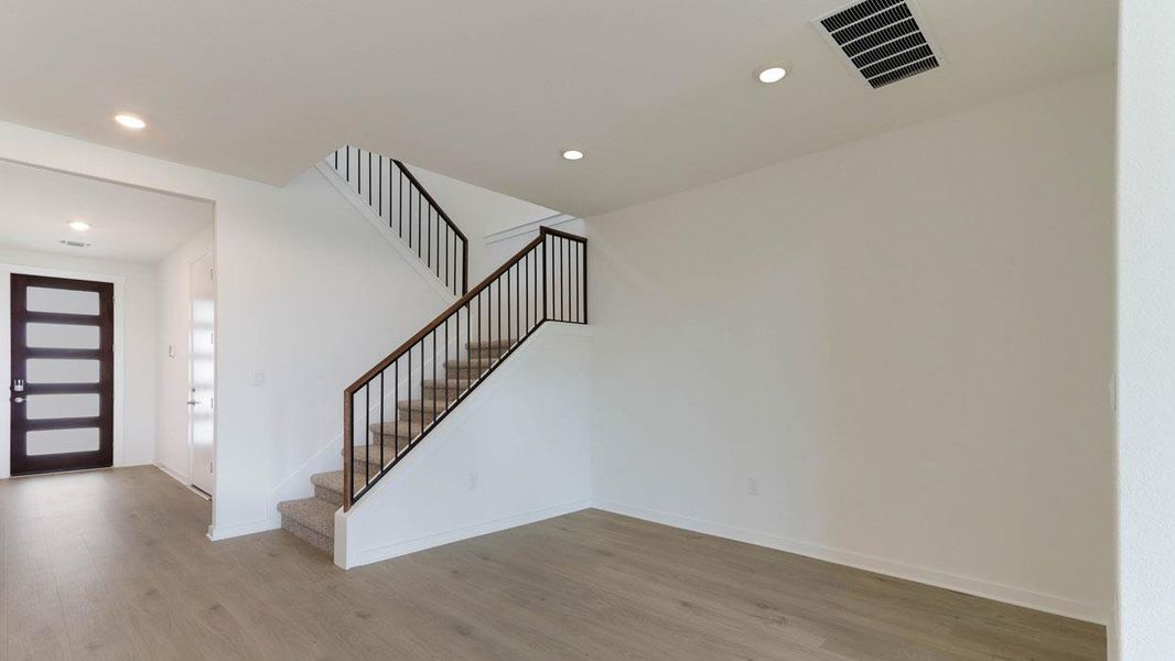 Spacious, unfurnished interior of a new home in Rosenbusch Ranch, Leander (Image 17).