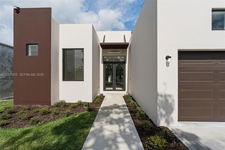 Exterior details and patio area of a home in , Fort Lauderdale (Image 4). Exterior details and patio area of a home in , Fort Lauderdale (Image 4).