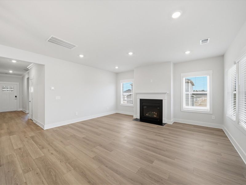 Spacious, unfurnished interior of a new home in Ashby Woods, Boiling Springs (Image 12).