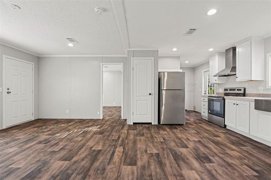 Spacious, unfurnished interior of a new home in , Punta Gorda (Image 8).