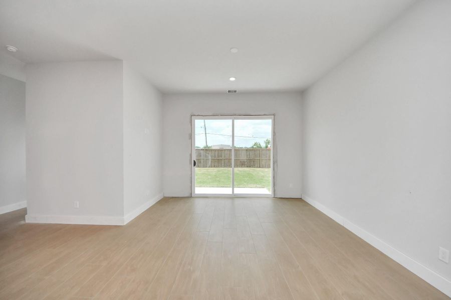 Spacious, unfurnished interior of a new home in Alicante, Houston (Image 27).