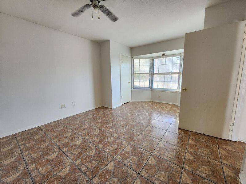 Spacious, unfurnished interior of a new home in , Mineola (Image 14).