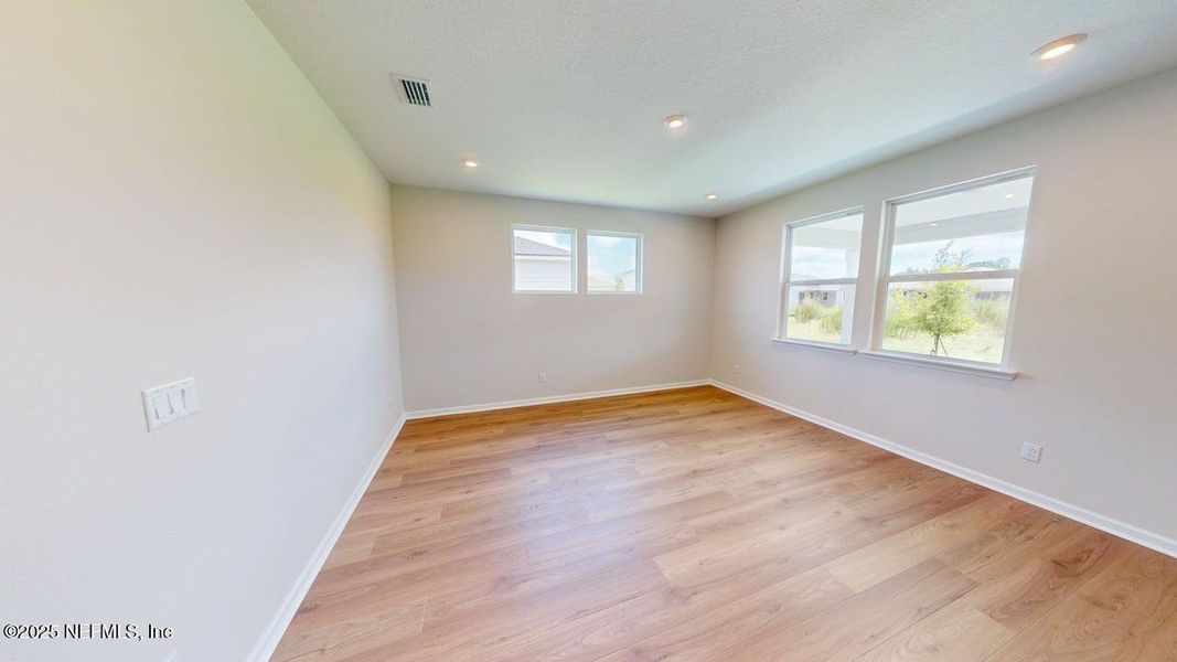 Spacious, unfurnished interior of a new home in Lakes at Bella Lago, Green Cove Springs (Image 18).
