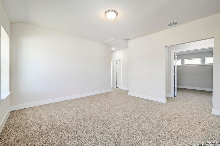 Spacious, unfurnished interior of a new home in Crown Ridge Manor, San Antonio (Image 17).