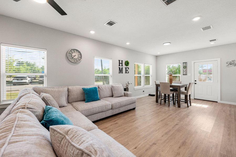 Image 2 of a home in . Image 2 of a home in .