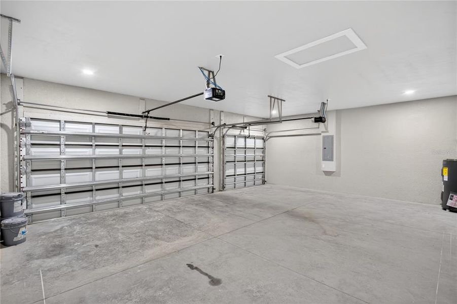 Spacious, unfurnished interior of a new home in , Cape Coral (Image 39).