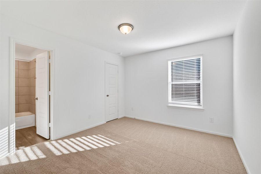 Spacious, unfurnished interior of a new home in Rollingbrook Estates, Baytown (Image 27).