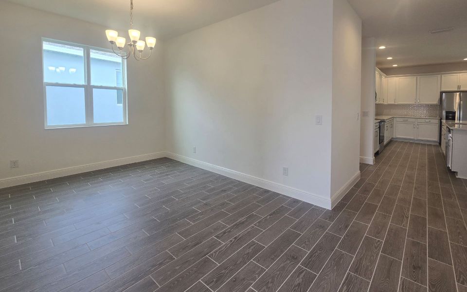 Open Dining Space for Family Meals in Central Florida House
