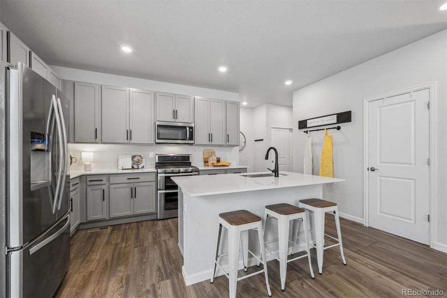 Large seating serving island