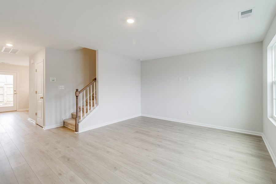 Spacious, unfurnished interior of a new home in Astoria, Columbia (Image 13).