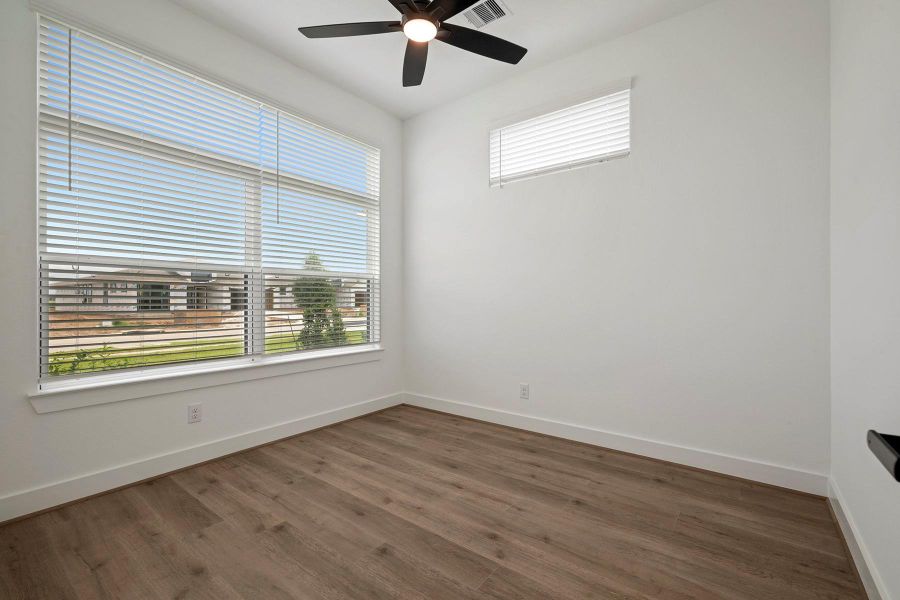 Spacious, unfurnished interior of a new home in Hallimore Ranch, Rosenberg (Image 18).