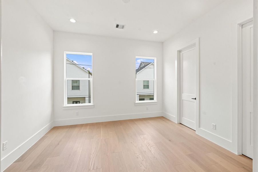 Secondary bedroom.