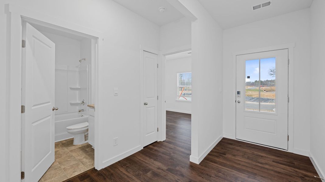 Spacious, unfurnished interior of a new home in Fairview Hills, Cleveland (Image 8).