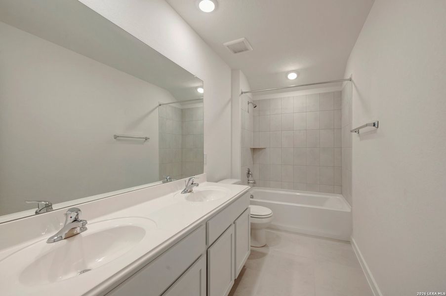 Furnished interior view inside a new home in Cinco Lakes, San Antonio (Image 8).