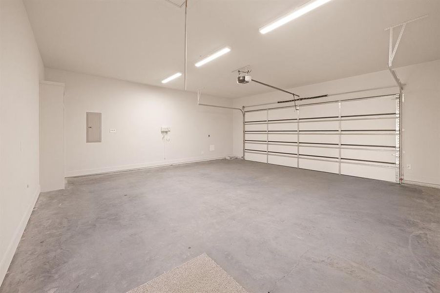 Spacious, unfurnished interior of a new home in , Cleburne (Image 28).