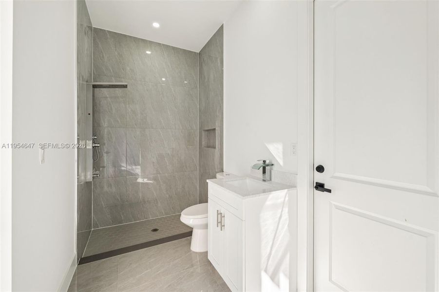 Furnished interior view inside a new home in , Lehigh Acres (Image 6).