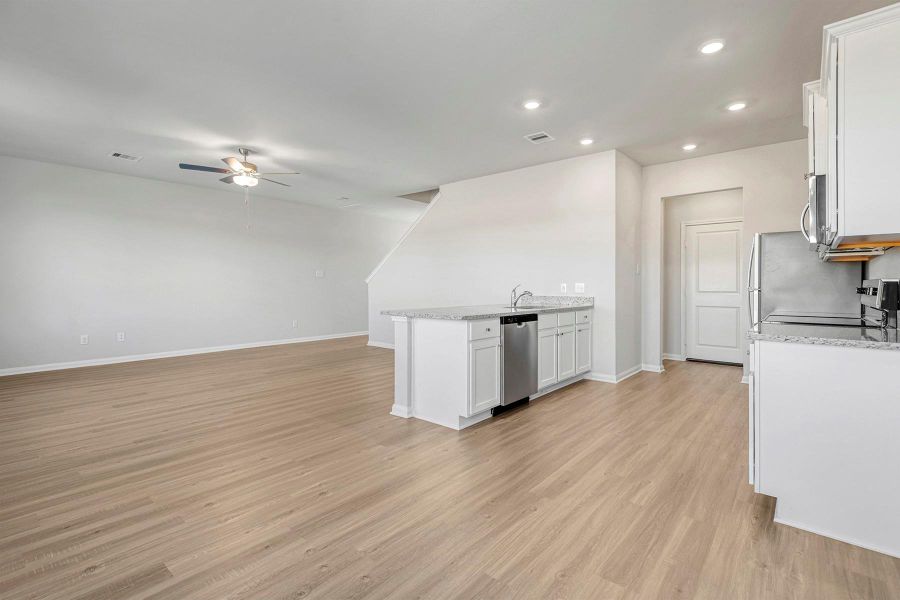 Spacious, unfurnished interior of a new home in Wayside Village, Houston (Image 9).