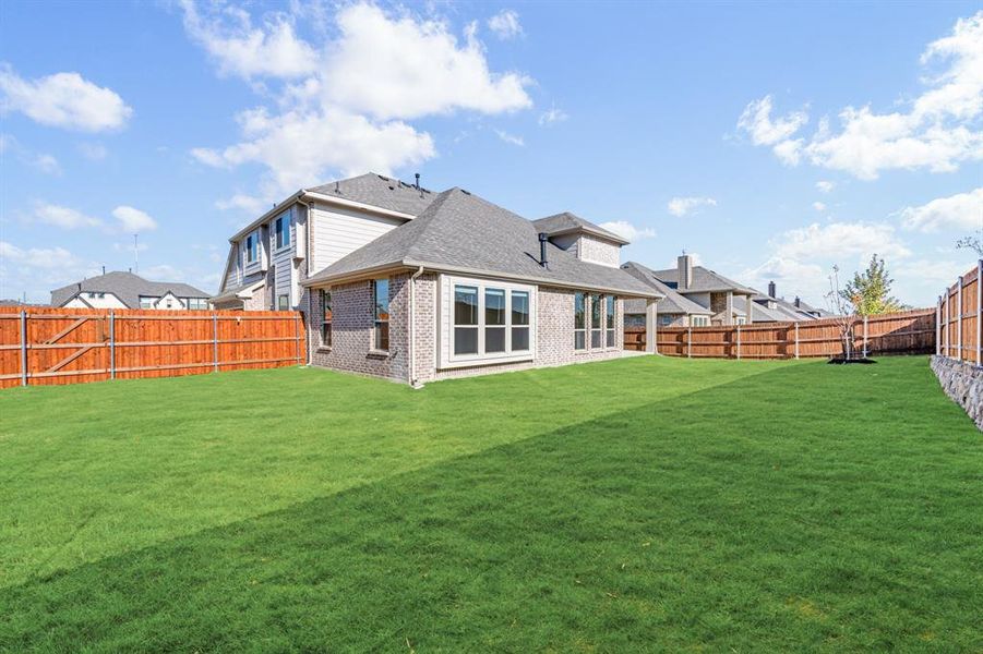 Exterior details and patio area of a home in Triple Diamond Ranch, Mansfield (Image 25).