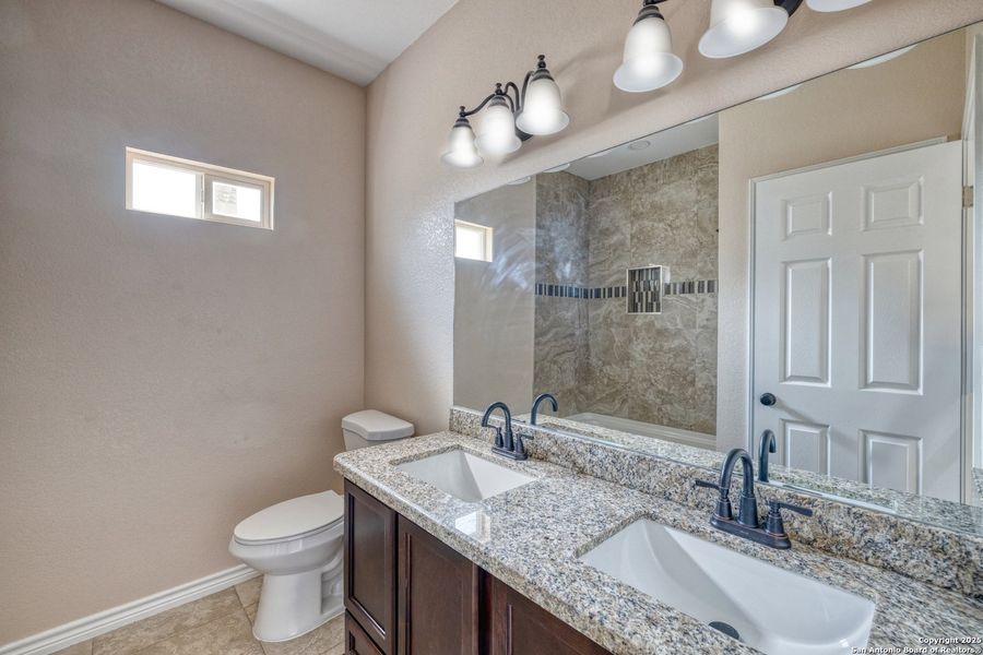 Furnished interior view inside a new home in , Uvalde (Image 4).