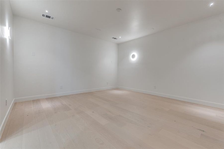 Spacious, unfurnished interior of a new home in , Dallas (Image 34).