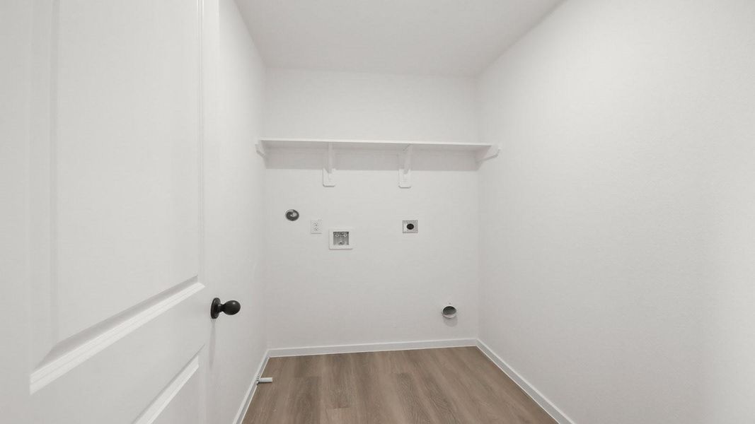 Spacious, unfurnished interior of a new home in Lake Conroe Cove, Willis (Image 9).