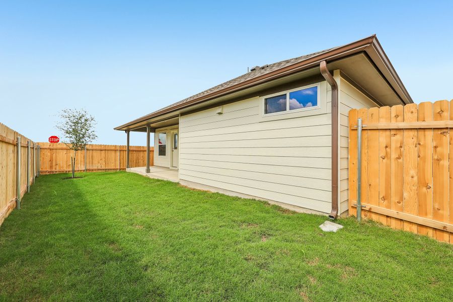 Exterior details and patio area of a home in Porter Country, Buda (Image 3).