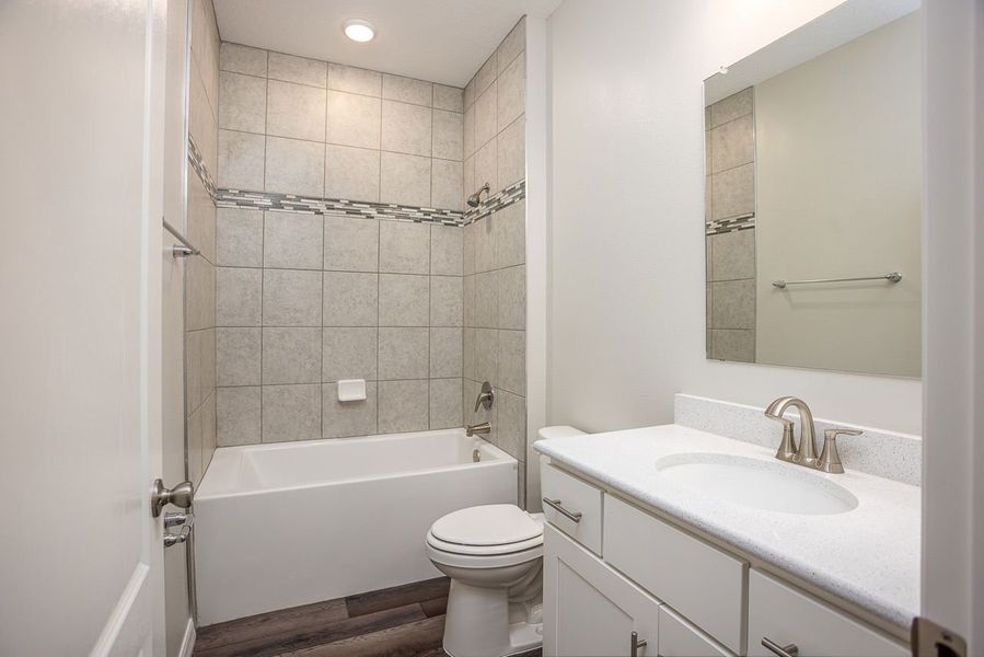 Furnished interior view inside a new home in Oakstone Farms, Leesburg (Image 7).