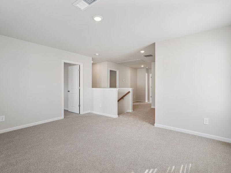 Spacious, unfurnished interior of a new home in Hawthorne Station, College Park (Image 16).