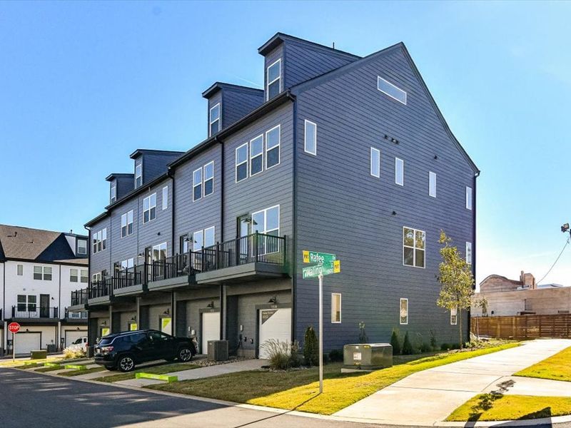 Condo located in Charlotte, NC showcasing its design and architecture (Image 5).