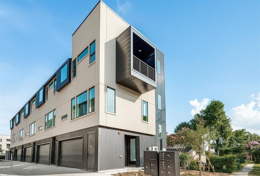 Exterior details and patio area of a home in , Dallas (Image 1).
