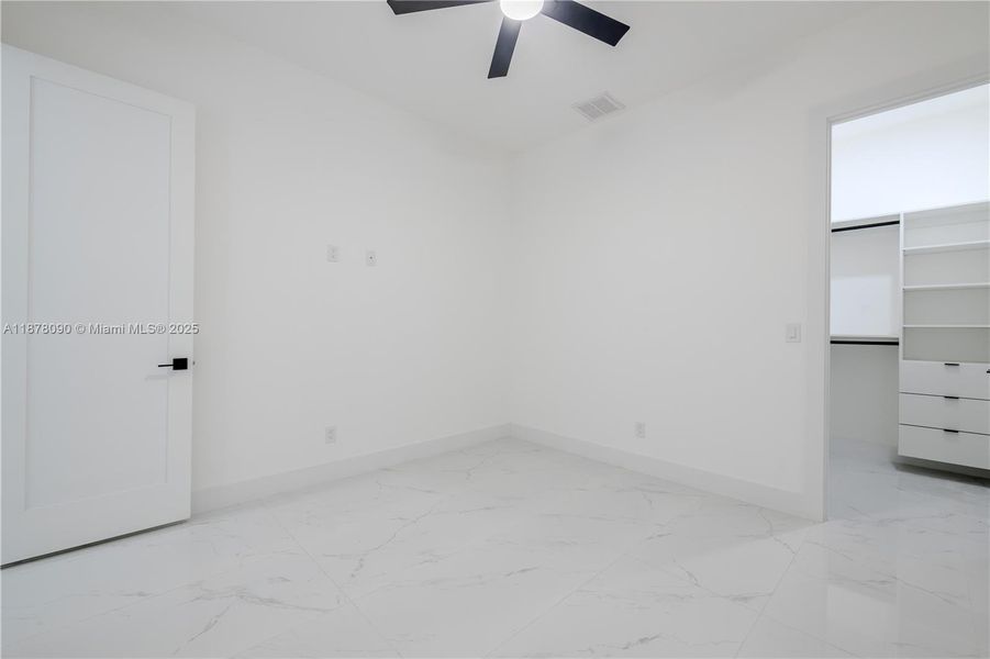 Spacious, unfurnished interior of a new home in , Cape Coral (Image 17).