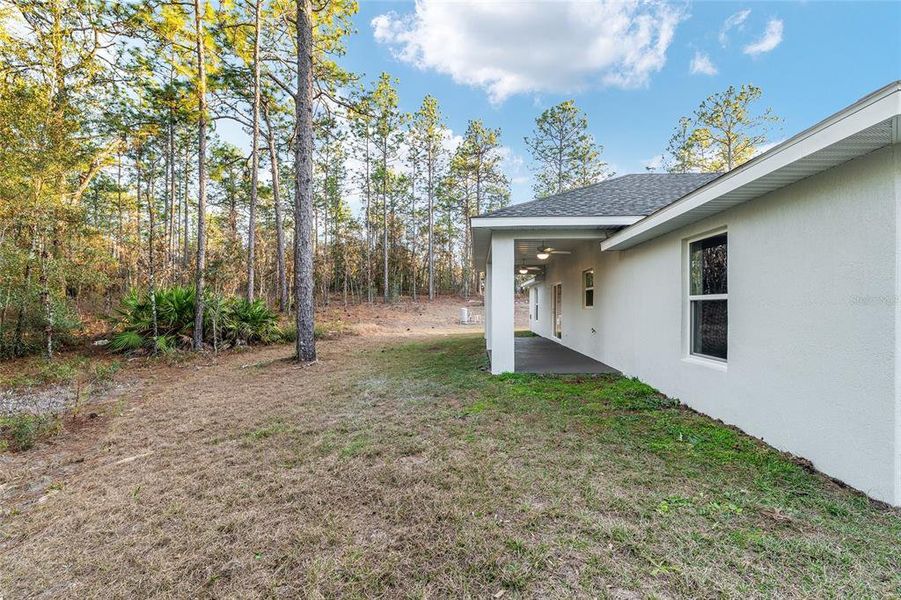 Exterior details and patio area of a home in , Dunnellon (Image 37).