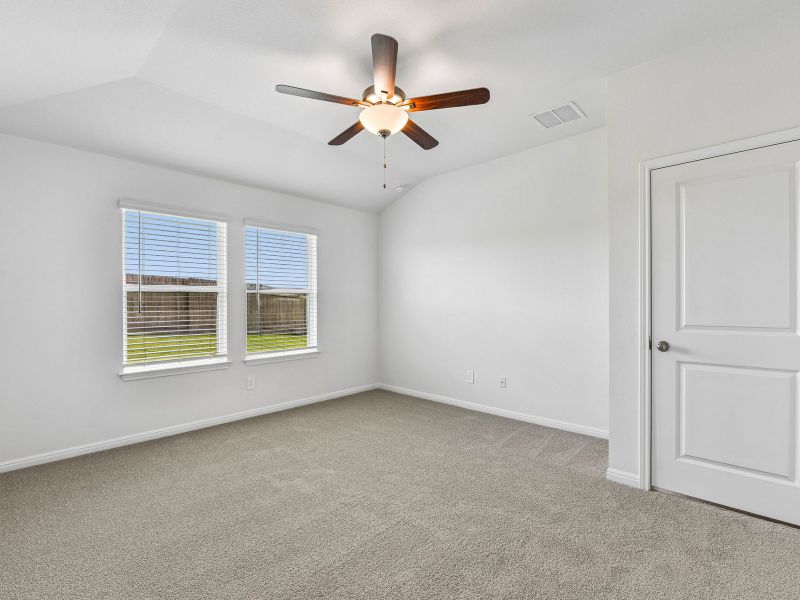 Spacious, unfurnished interior of a new home in Creekfall, Burnet (Image 9).