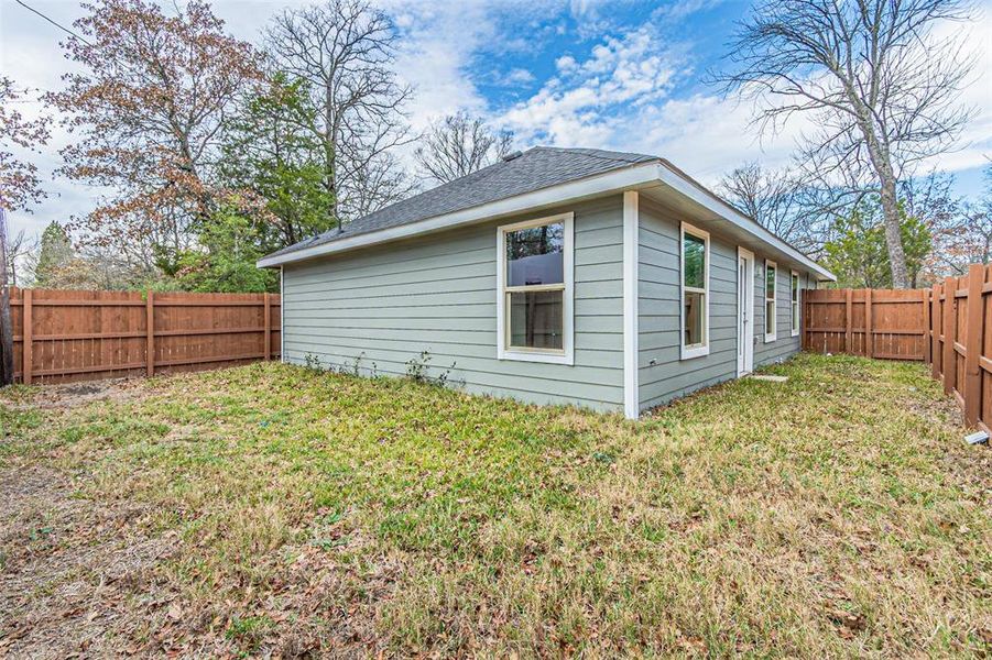Exterior details and patio area of a home in , Mabank (Image 3).