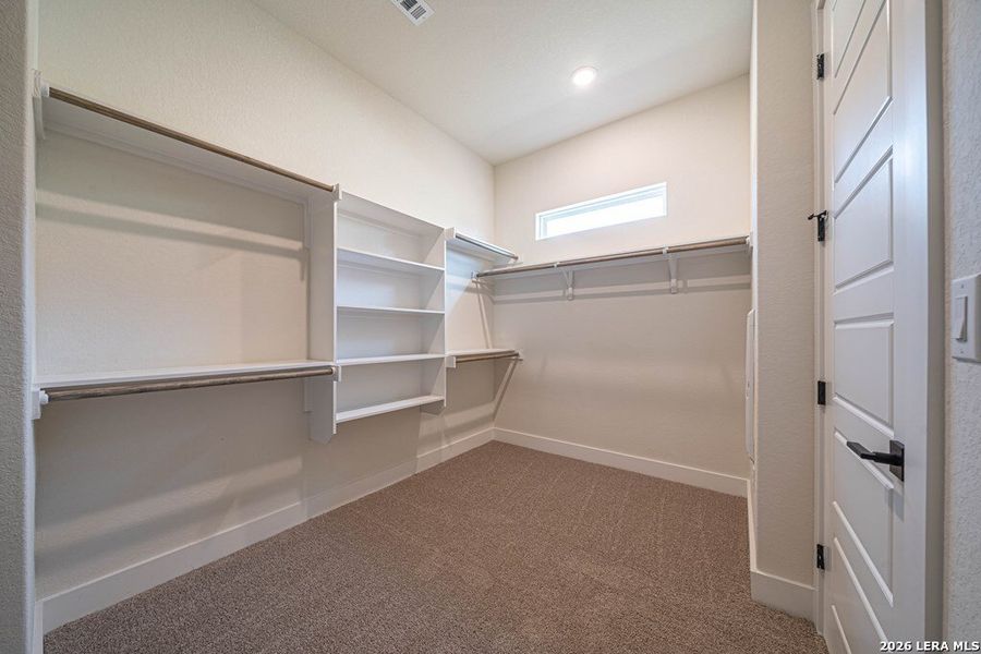 Spacious, unfurnished interior of a new home in , Kerrville (Image 9).