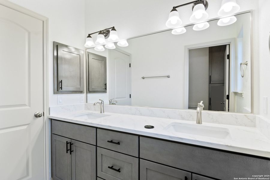 Furnished interior view inside a new home in , Uvalde (Image 11).