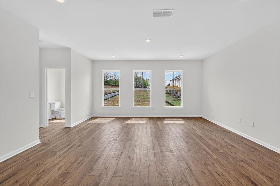 Spacious, unfurnished interior of a new home in Rosewood Farm, Lawrenceville (Image 32).