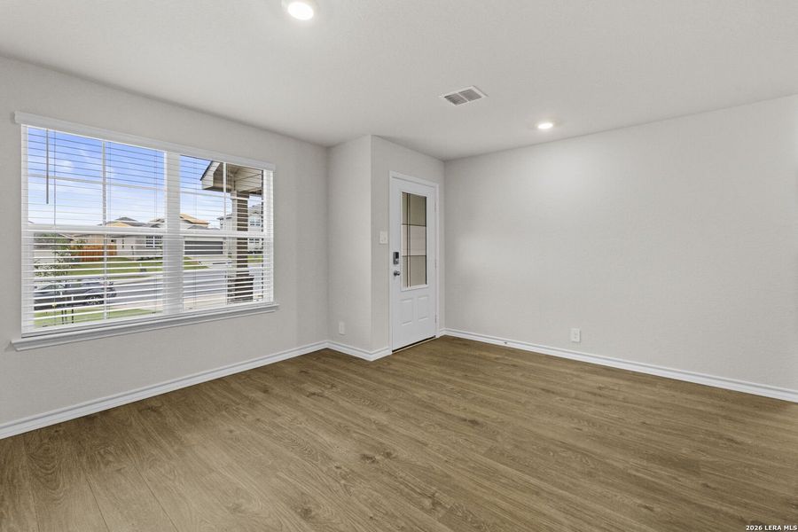 Spacious, unfurnished interior of a new home in Stonehill, San Antonio (Image 11).